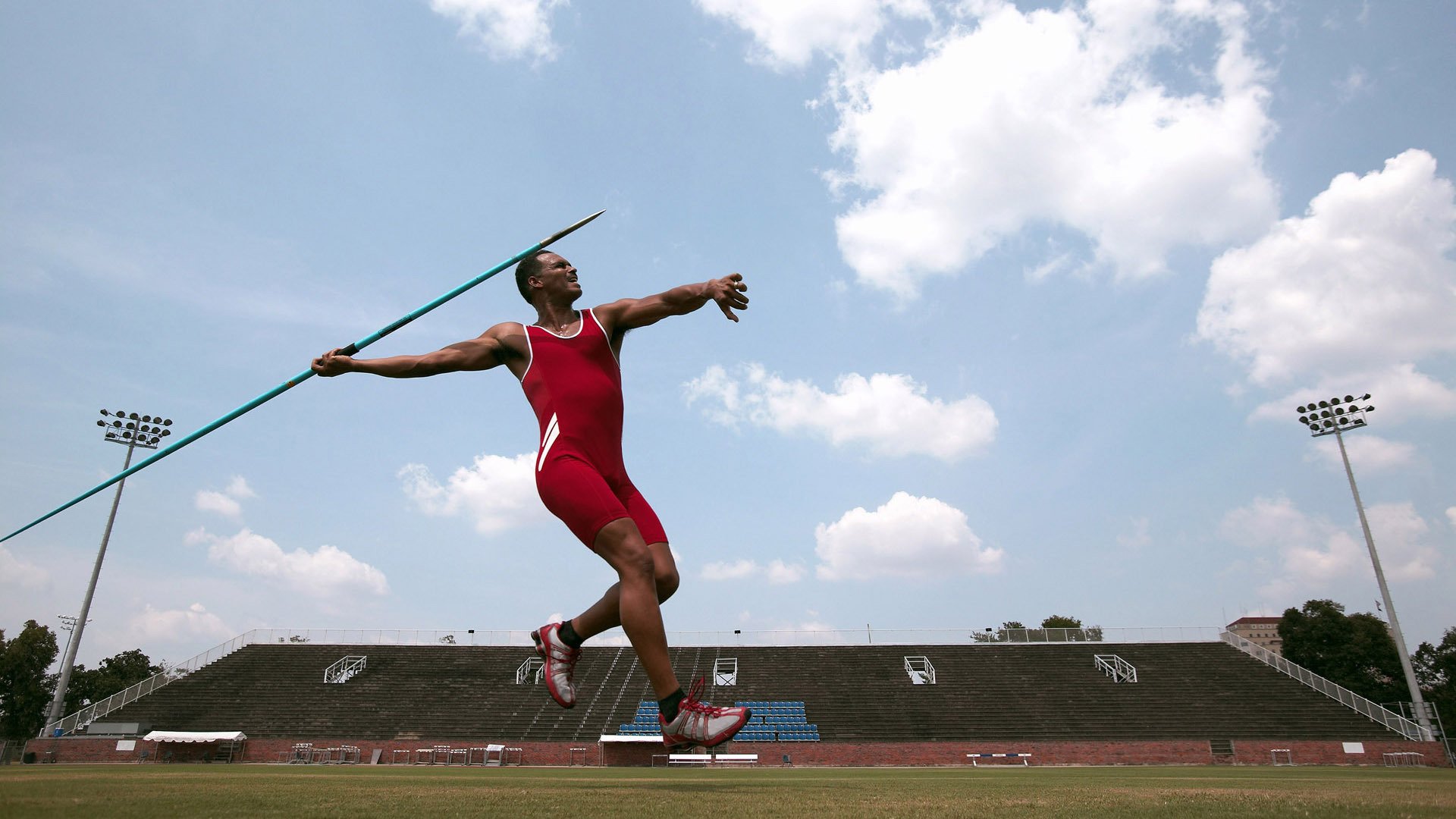斯密斯：他精准的长传与小范围传球使全黑队战术更加多样化，斯密斯健身
